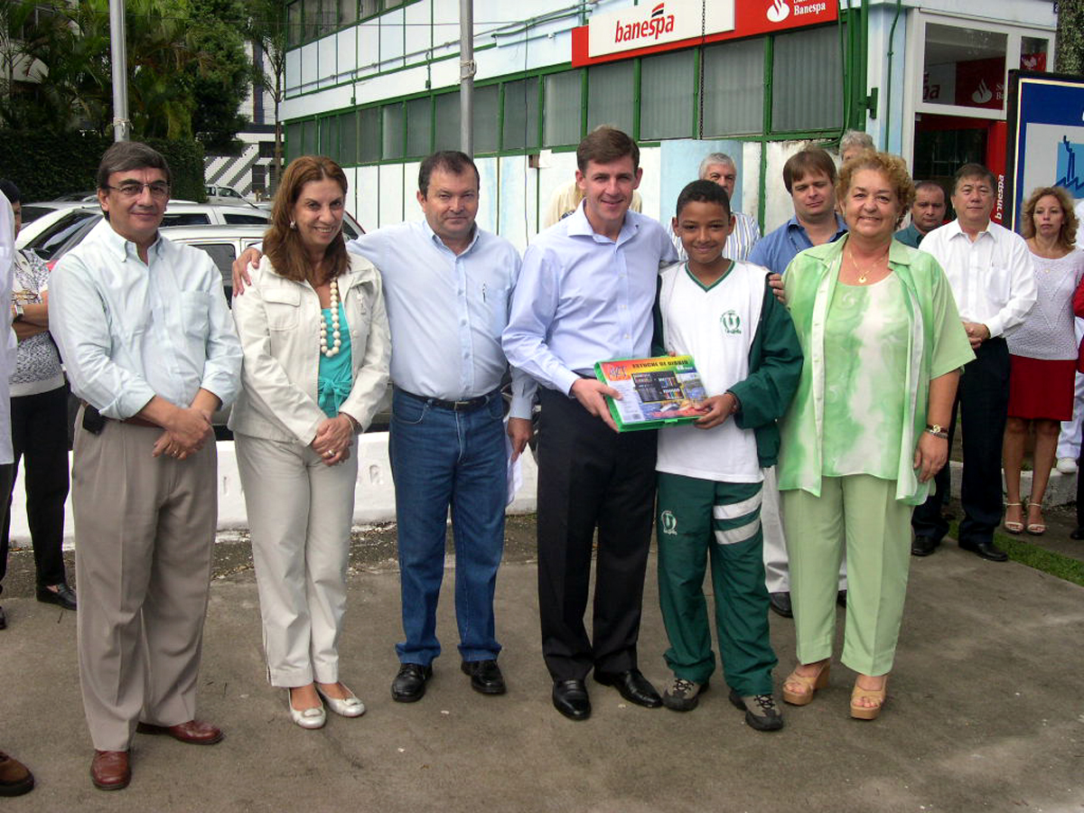 Deputado Orlando Morando (ao centro) presenteou o aluno Sergio Luiz Mendes de Andrade, vencedor do concurso que dar origem a um selo comemorativo<a style='float:right;color:#ccc' href='https://www3.al.sp.gov.br/repositorio/noticia/03-2008/MORANDIO RIACHO GRANDE.jpg' target=_blank><i class='bi bi-zoom-in'></i> Clique para ver a imagem </a>